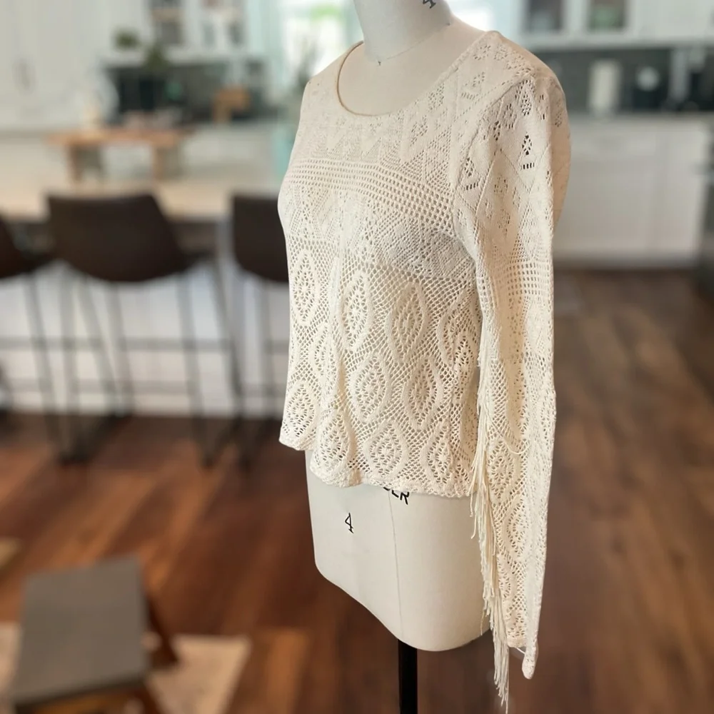 Gimmicks BKE Ivory Crochet Long Sleeve with Fringe Size Small EUC